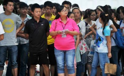 班主任懷孕7個月堅持陪考 考場外為學生加油