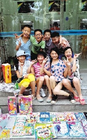 鄭州8個(gè)孩子在路邊練了4天攤 城管局稱(chēng)支持