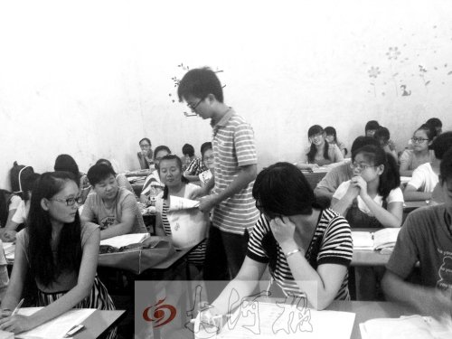 補(bǔ)習(xí)課上，馮昊怡不像老師，更像是學(xué)生們的同學(xué)。