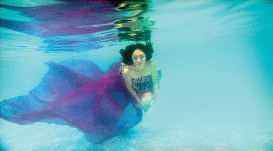 從水下拍的攝影作品充滿夢幻效果，王笑笑如同藍色大海中的“美人魚”