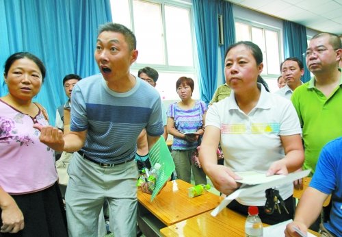 小升初“復(fù)議”現(xiàn)場(chǎng)，一些孩子被分得“遠(yuǎn)”的家長(zhǎng)討說法