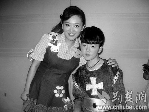 楊光參加央視節(jié)目表演時，同主持人月亮姐姐合影