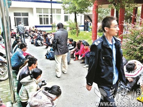 派出所院子里，擠滿了被解救的傳銷人員