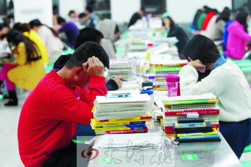 偌大的食堂里，很安靜