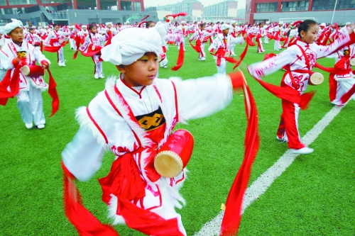 “原生態(tài)”安塞腰鼓現身鄭州課間大課堂