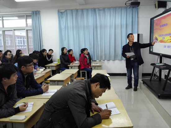 劉永力書(shū)記主講，全體黨員和教師參會(huì)聆聽(tīng)