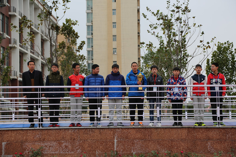 書記劉斌（左一）為教練范珂（左六）及足球隊頒發(fā)獎杯