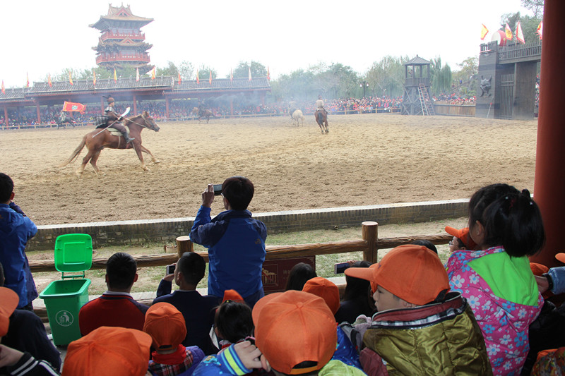 孩子們觀(guān)看岳飛槍?xiě)?zhàn)小梁王演出