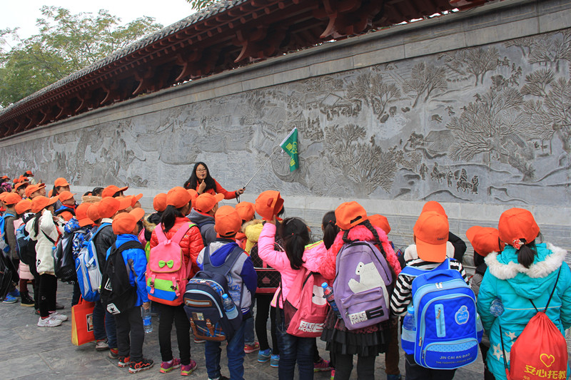 聽(tīng)導(dǎo)游老師講述《清明上河園》浮雕