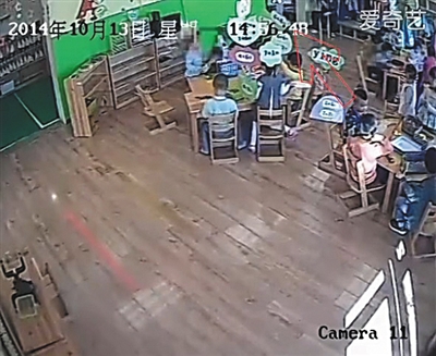 幼兒園監(jiān)控畫面顯示，小健曾被推搡、拉扯（紅箭頭處）