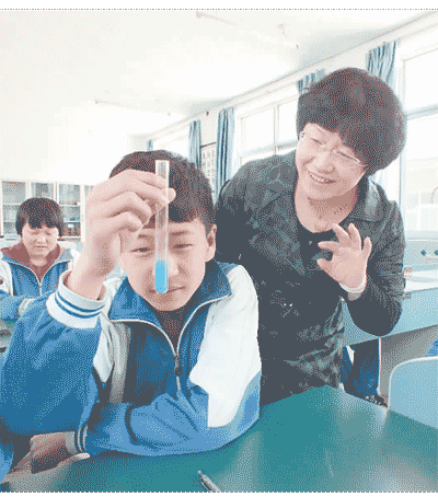 北京市密云區(qū)大城子中學，一位教師在指導學生做實驗