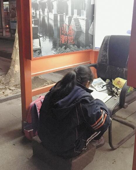 電話亭就是曉華的書房，她在這里做了5年作業(yè)