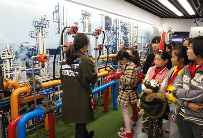 聽(tīng)到了新知識(shí)，趕緊拿出本子記下來(lái)