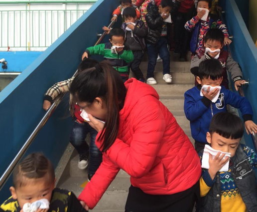 孩子們?cè)诶蠋煹闹笇?dǎo)下迅速離開危險(xiǎn)區(qū)