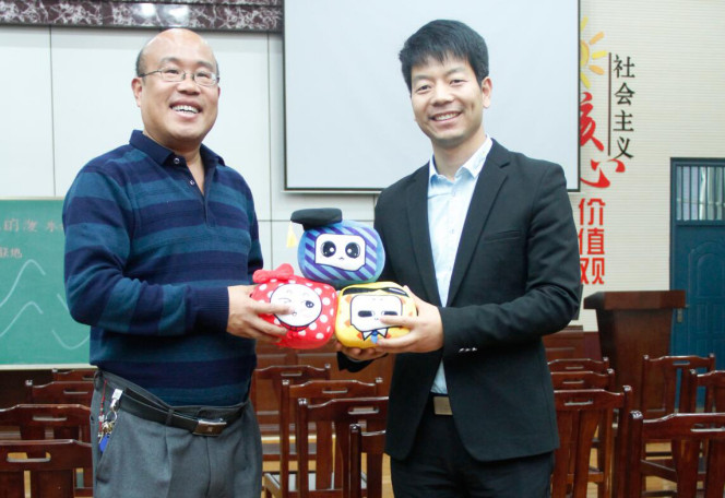 為洛陽市澗西區(qū)實(shí)驗(yàn)小學(xué)校長馬國順贈(zèng)送一校一品吉祥物