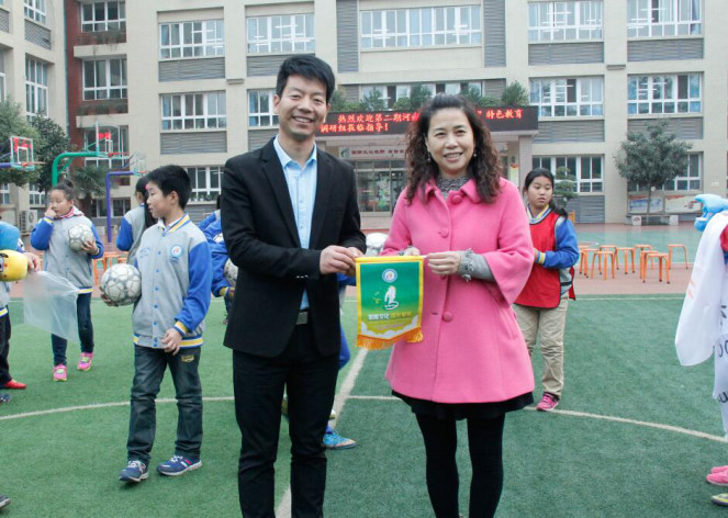 洛陽市澗西區(qū)英語小學(xué)校長姚蓮彩為一校一品贈(zèng)送學(xué)校鷹文化旗幟