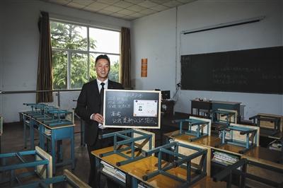 　張俊成，41歲，曾是北京大學(xué)的一名保安。1995年，通過(guò)成人高考，考上了北京大學(xué)法律系(專(zhuān)科)，被媒體稱(chēng)為“北大保安高考第一人”，現(xiàn)為長(zhǎng)治市一所中等職校的校長(zhǎng)