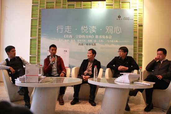 活動現(xiàn)場（左起）一毛不拔大師、陳坤、費勇、南派三叔、慕容雪村