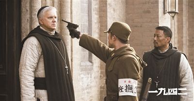 梅甘（左）、安西滿（右）與日本兵對(duì)峙的一幕。