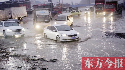 鄭州南四環(huán)柴郭轉(zhuǎn)盤南500米處的“泥坑”，