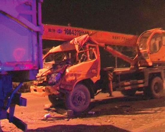 沒有駕照，還開了輛無牌吊車 能有啥結(jié)果？