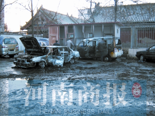 現(xiàn)場，兩輛車被燒得只剩骨架