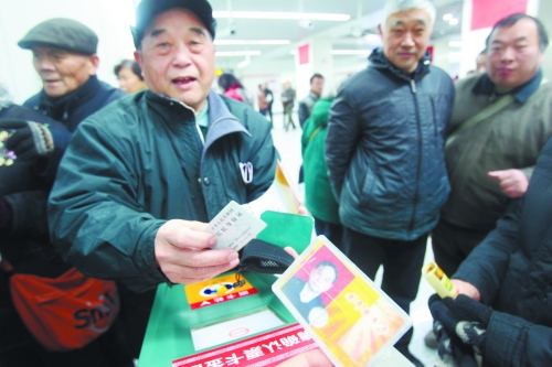 老人帶著多種證件想免費乘車，工作人員稱沒接到通知拒絕。