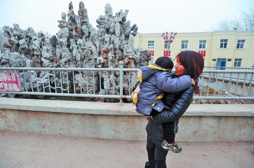 經(jīng)歷了之前的兇險(xiǎn)，窩在媽媽?xiě)阎械牧亮量吹剿兀愿械接行┖ε隆? width=