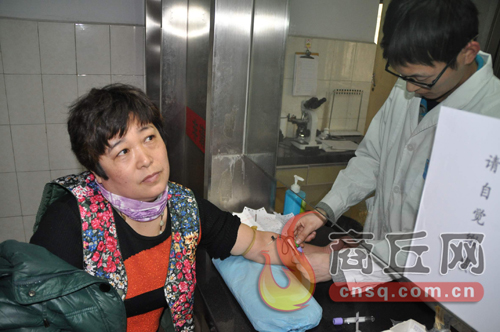 劉艷平的血樣和浙江省一位患者成功配型，1月15日下午3點(diǎn)，醫(yī)護(hù)人員正在為劉艷平再次抽取血樣