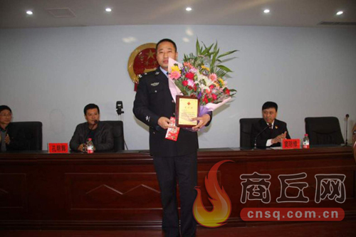 高兵雷是睢陽(yáng)區(qū)檢察院一位檢察干警，在去鄭州捐獻(xiàn)造血干細(xì)胞時(shí)，他所在的單位為他組織了熱烈的歡送儀式