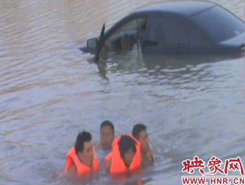 韓明、賈建峰，馮先忠三位市民奮力營救落水者