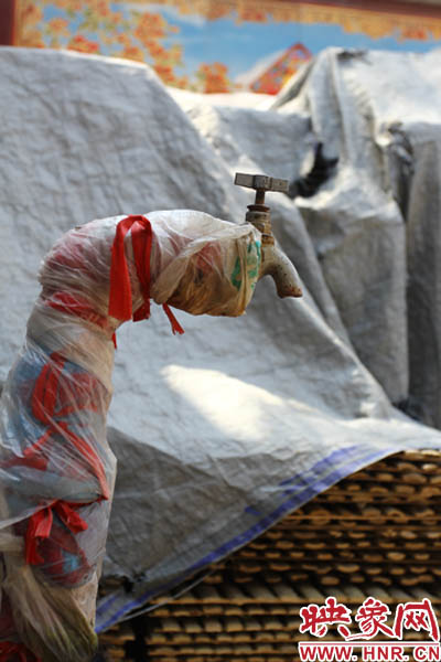 一名居民對(duì)記者說(shuō)，“你擰擰水管看，俺不騙你，沒(méi)水吧？”