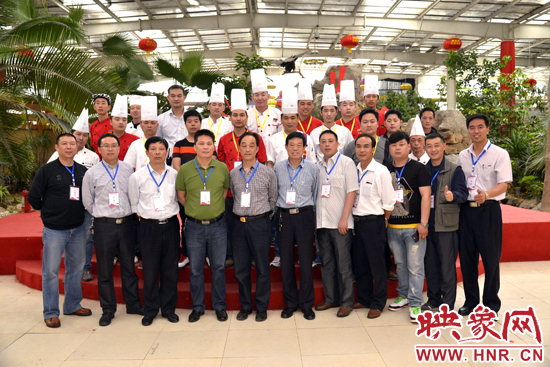 選手、工作人員和評委親密合影