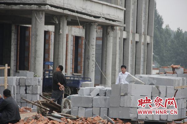 羊冊(cè)鎮(zhèn)黨委書記關(guān)居義在工地右一