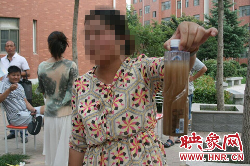 業(yè)主張女士向記者出示了一瓶從水管里接來(lái)的水。