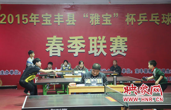 2月22日，河南省寶豐縣兩名乒乓球參賽選手在比賽中激烈角逐。