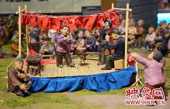 河南寶豐中華曲藝展覽館內(nèi)的說唱和聽書造型的泥塑人。（3月1日攝）