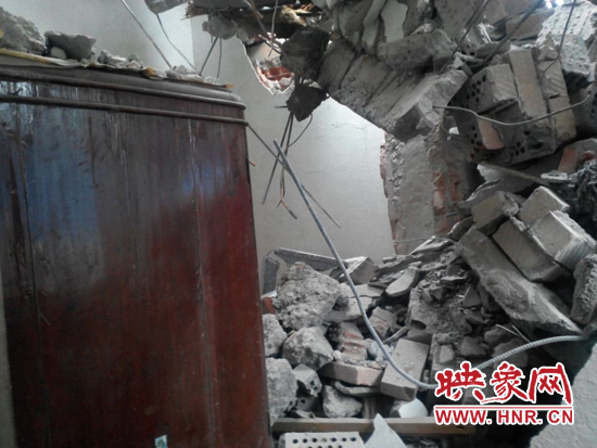 唯一幸存的衣柜上面布滿(mǎn)了瓦礫