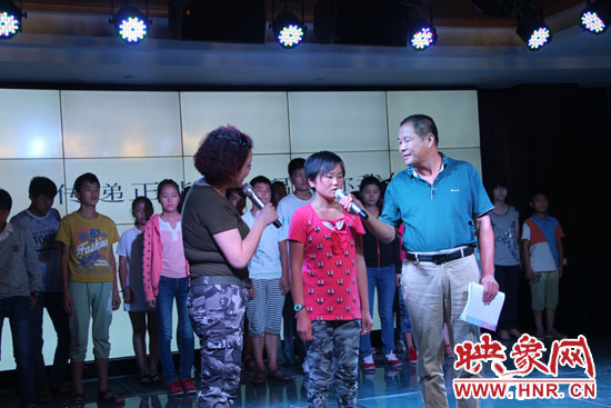 為26位貧困兒童募集94685.99元和價值近五萬元的書籍、衣物等物資