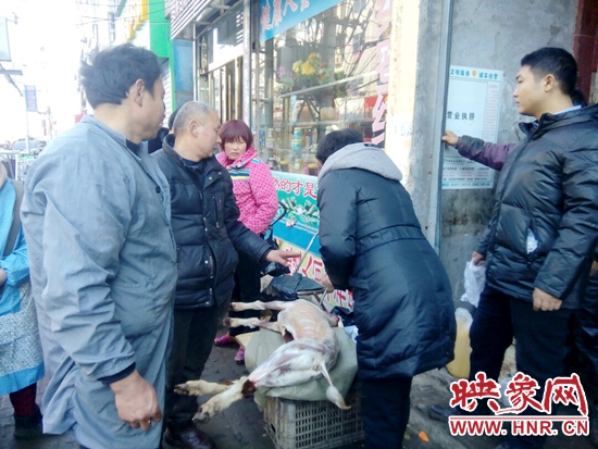 一位大姐在買羊肉