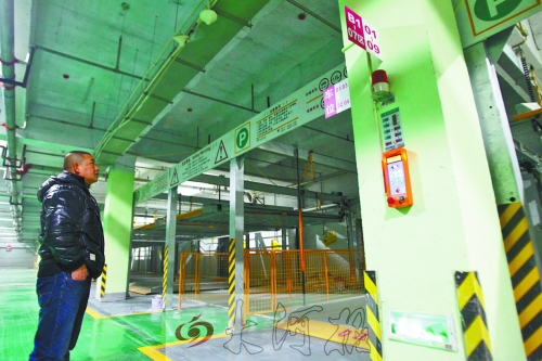 翰林世家小區(qū)的地下車庫，一層改造成兩層，可多停放50輛車。