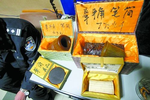 這些商品被暫扣，并根據(jù)鑒定情況對販賣者依法處罰。 記者 閆化莊 攝