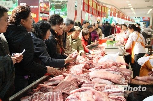 資料圖。1月份CPI等經(jīng)濟(jì)數(shù)據(jù)將于今天發(fā)布。多家機(jī)構(gòu)預(yù)計(jì)，受春節(jié)“錯(cuò)位”因素及豬肉價(jià)格回落影響，1月CPI同比漲幅在1.8%左右。從各機(jī)構(gòu)發(fā)布的報(bào)告來(lái)看，從2月開(kāi)始，CPI或?qū)⑦M(jìn)入新一輪上行周期。