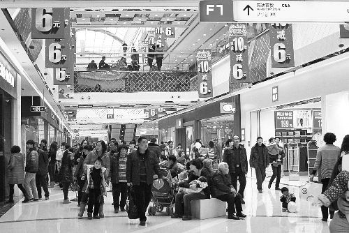  近年來，在商場“過年”成了很多市民的選擇。