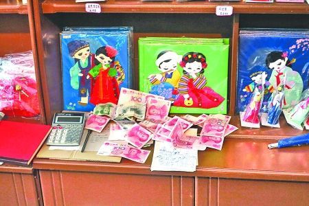 2012年6月21日，在朝鮮羅先特別市的一家商店里，柜臺(tái)上散落著一些人民幣。在朝鮮，人民幣比本國(guó)的貨幣更受歡迎。 CFP供圖