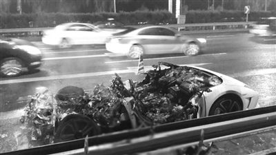 蘭博基尼自燃后報(bào)廢?！∥⒉┚W(wǎng)友 SCC寬寬 攝