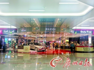　迪拜機(jī)場的免稅店是不少人的血拼地。