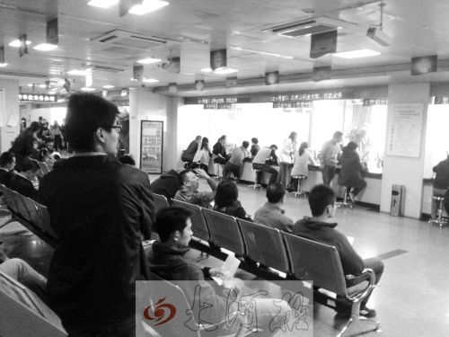 鄭州住房公積金管理中心辦事大廳，坐滿辦理業(yè)務(wù)的市民。