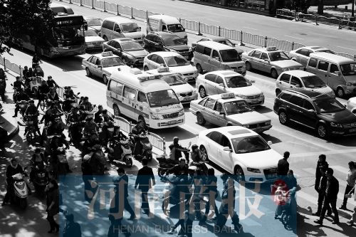 紫荊山路與商城路交叉口，見無(wú)車讓行，一輛救護(hù)車只好選擇右轉(zhuǎn)車道直行 記者 邱曉峰/攝