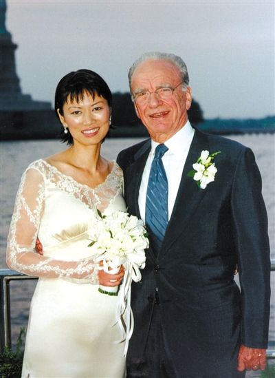 1999年6月，68歲的默多克與30歲的鄧文迪結(jié)婚。
